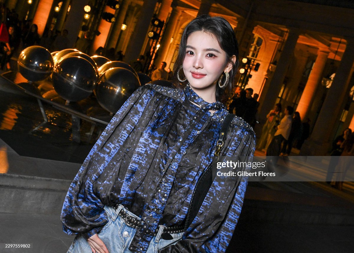 with_zrn's tweet photo. 자고일어난사이 무슨일이 있던거야
존��보스이여성
#ZhangRuonan https://t.co/HTU8volGiD