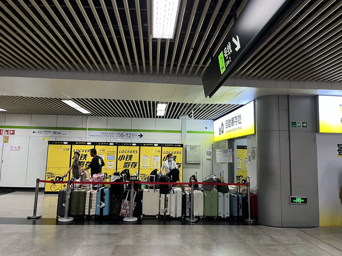Ian00717's tweet photo. 上海一样和杭州一样，这是国庆假期的人民广场地铁站：一些游客把行李摆在地铁站台靠近寄存柜，无人看管。想到巴黎前几天抢劫女演员相机事件，对比太明显了。 https://t.co/LvIudRmJpj