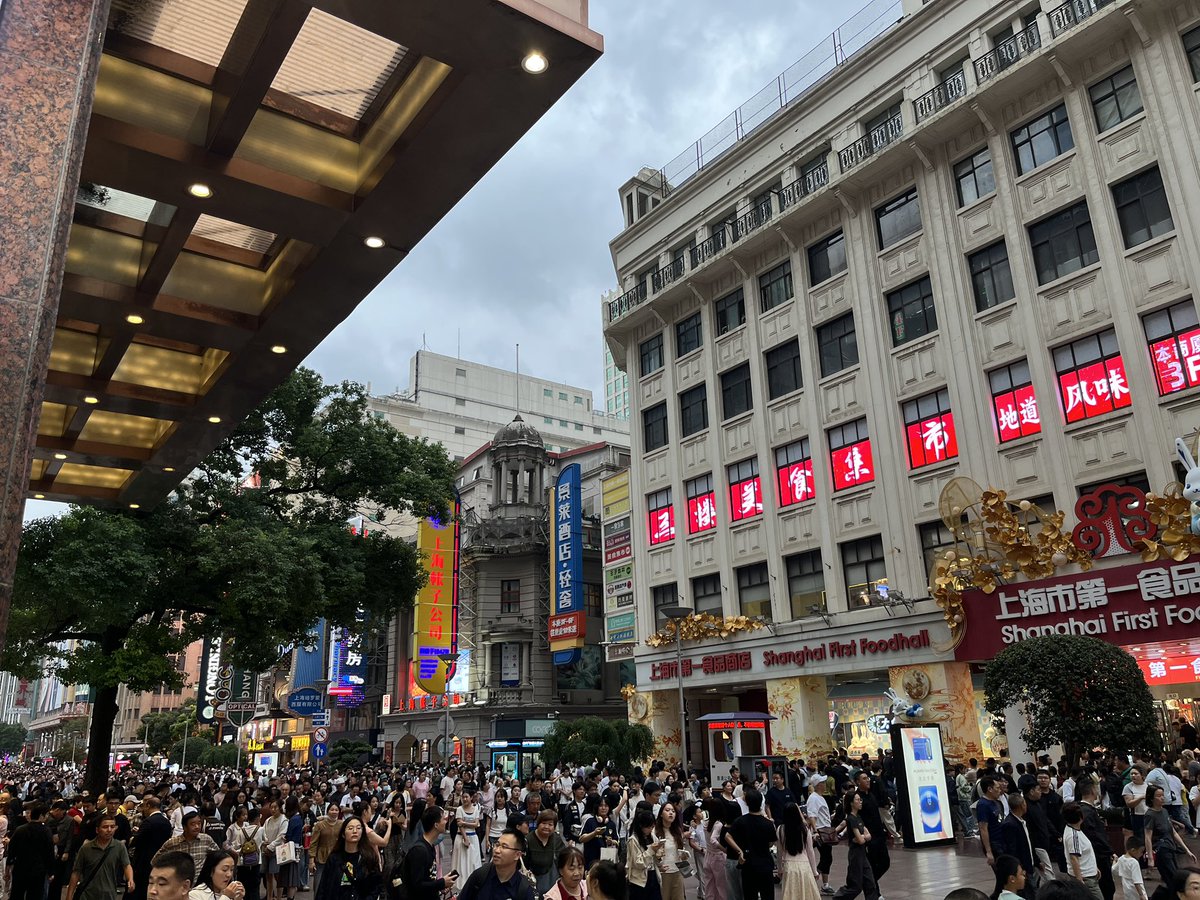 Ian00717's tweet photo. 上海一样和杭州一样，这是国庆假期的人民广场地铁站：一些游客把行李摆在地铁站台靠近寄存柜，无人看管。想到巴黎前几天抢劫女演员相机事件，对比太明显了。 https://t.co/LvIudRmJpj