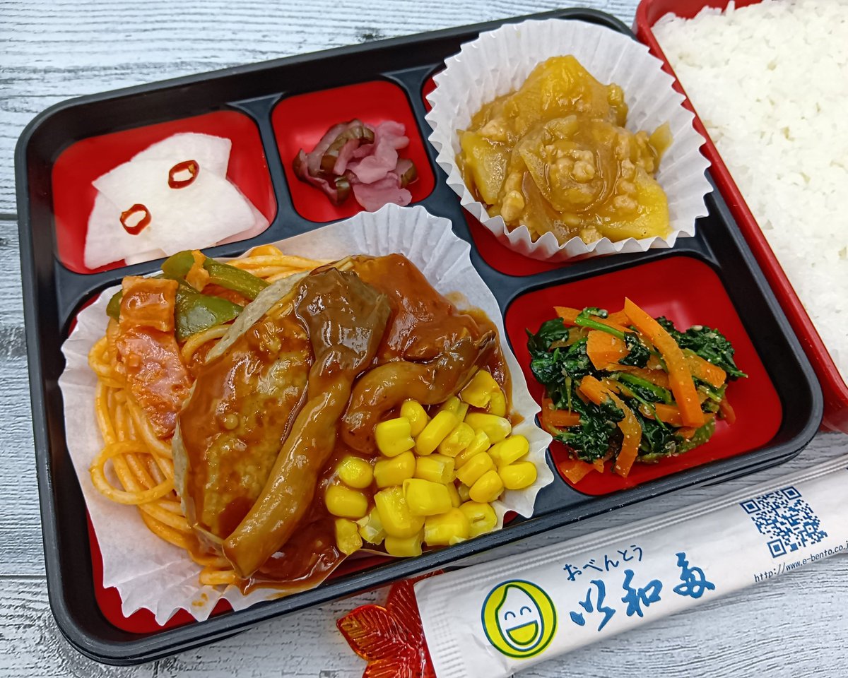 obento_iwata's tweet photo. 自慢の自家製デミグラスソースがジューシーなハンバーグにしっかり絡みます✨
コンソメでボイルしたツヤツヤのコーンを添えて🌽
自家製の辣大根はシンプルな材料で作るからこそ分かるプロの味❗ひそかに人気のある副菜です🤭

#い和多　#お弁当　#スマートミール　#ランチ　#お昼ごはん　#デリバリー https://t.co/ogmvAAepnY