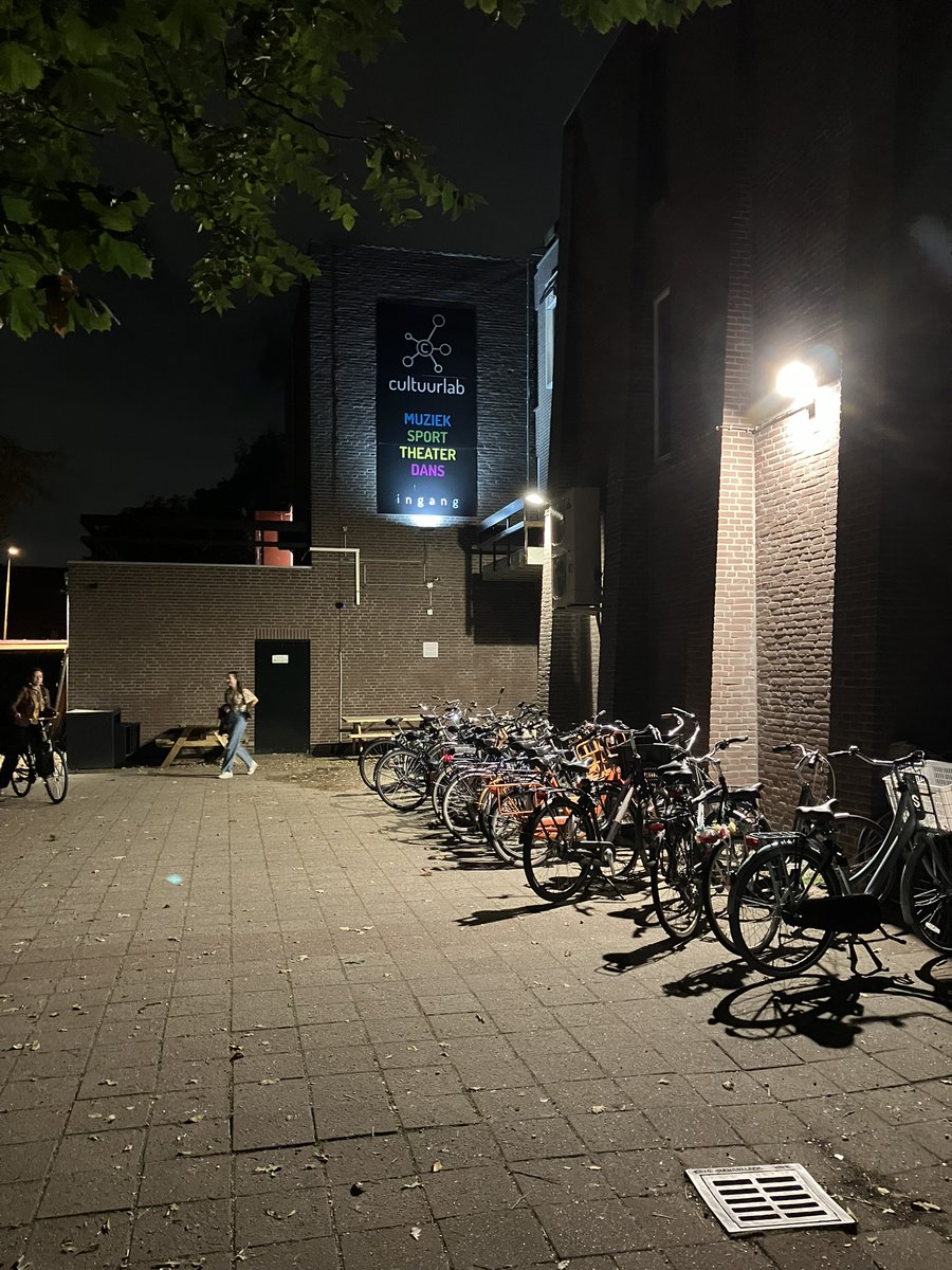 jenda__'s tweet photo. @viki75reza @prgowski @nemam_rad_zmrdy @mestemnakole Já jsem byl v Delftu a tam mi to tak rozhodně připadalo. To množství cyklistů a zaparkovaných kol (z kontextu vypadalo, že používaných, ne že by to na ulici rok stálo) bylo naprosto ohromující. I třeba před random divadlem. https://t.co/sAtiwhge7Q