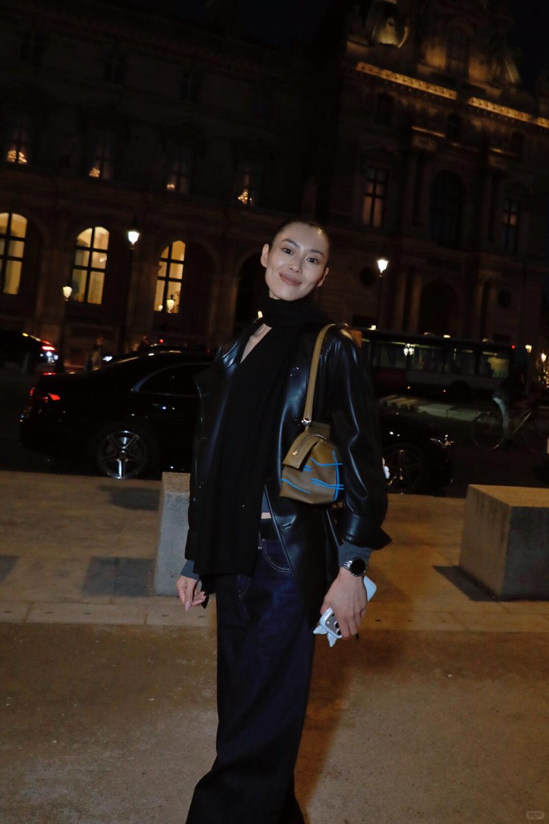 liuwenwl's tweet photo. Schiaparelli post-show #LiuWen #刘雯 https://t.co/RK4sw4GYDf