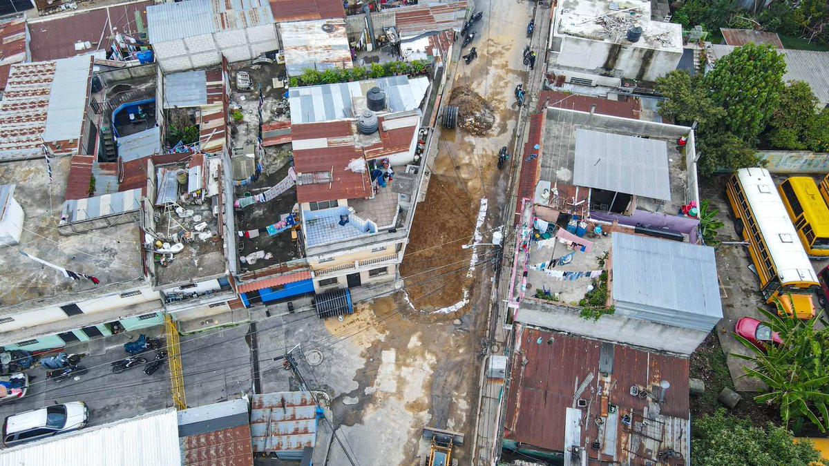 netobran's tweet photo. En una semana prácticamente tapados los hoyos(socavones) de la Pablo VI Z7 de #Mixco https://t.co/0HMkd52Ujd