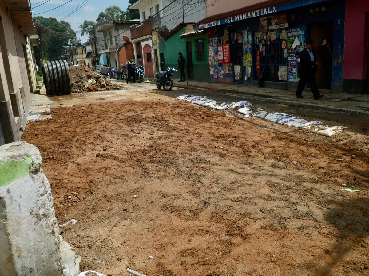 netobran's tweet photo. En una semana prácticamente tapados los hoyos(socavones) de la Pablo VI Z7 de #Mixco https://t.co/0HMkd52Ujd