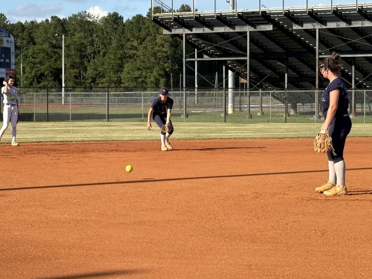 GHSbulldogSball's tweet photo. DAY 1 IN THE BOOKS.
The work has officially started.
Lots of reps. Lots of energy. Lots to build on. Today wasn’t about being perfect — it was about showing up, competing, learning, and getting 1% better.
Proud of the effort today, but we’re just getting started.
Day 1 ✅ https://t.co/pacoIVPTaT