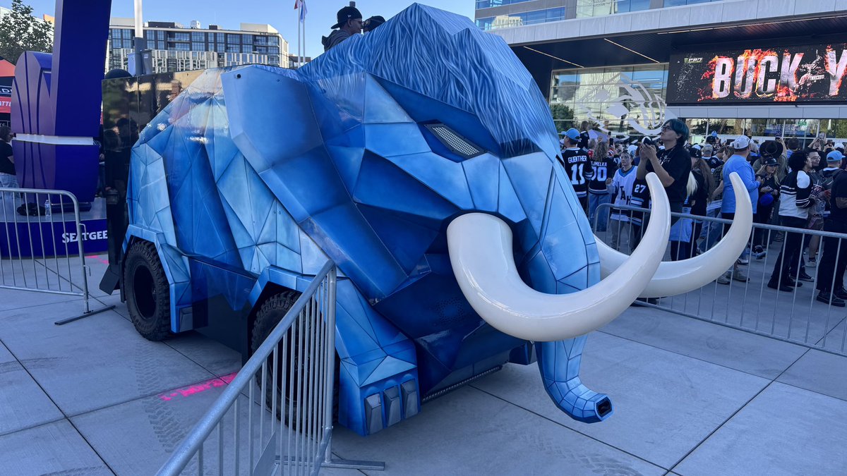 AurynCats's tweet photo. Who's ready to get #TusksUp??  HOME OPENER!!!  Blackhawks v. Mammoth!! @utahmammoth @UtahMammoth_PR  LFG!!! 🏒 https://t.co/ceRb5D83FE