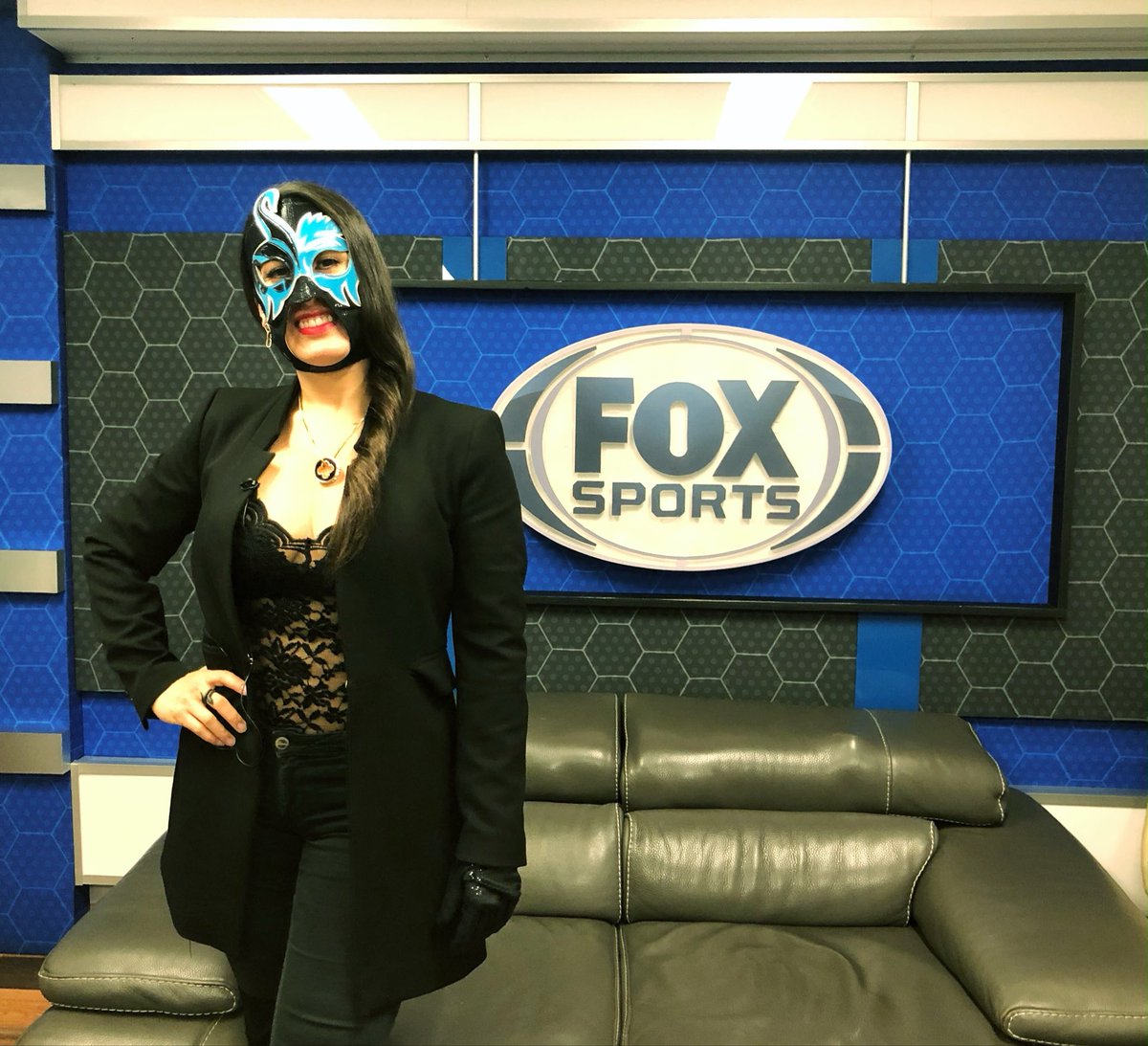 CMLL_OFICIAL's tweet photo. Sanely está lista para el Mes de las Amazonas ✨ 

La Dama del Guante Negro estará en unos minutos en Central Fox, donde platicará sobre su participación en la primera fase por el Campeonato Universal en este #ViernesEspectacularCMLL https://t.co/o92N7c2bvG