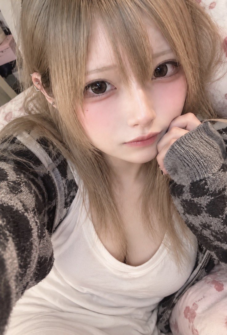 ayano021126's tweet photo. 起きたてすっぴん、やばすぎ笑 https://t.co/79G1YhqJJm