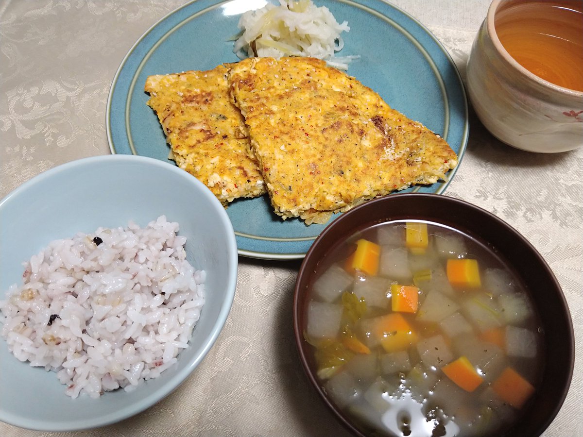 ryun224's tweet photo. 黄身が割れてしまった🥲甘辛目玉焼き＆黒大豆おから入り汁
お出かけ時の車内モーニング🍞高加水パンに小豆煮(オリゴ糖少しだけ)いちじく＆チョコナッツ
キムチ豆腐チヂミ
アラ汁 https://t.co/JeRWkdh9Em