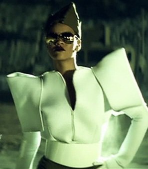 SpaceMountainD's tweet photo. Homegirl told us she was so hard then told us she's a diamond in the sky. Asked us what's her name while telling y'all bitches to have her money. Then told all of us to make her feel like she the only girl in the whole mf world!!😂🤣  Ain't nobody fucking with Billionaire RiRi!! https://t.co/pJNJMNIXBi