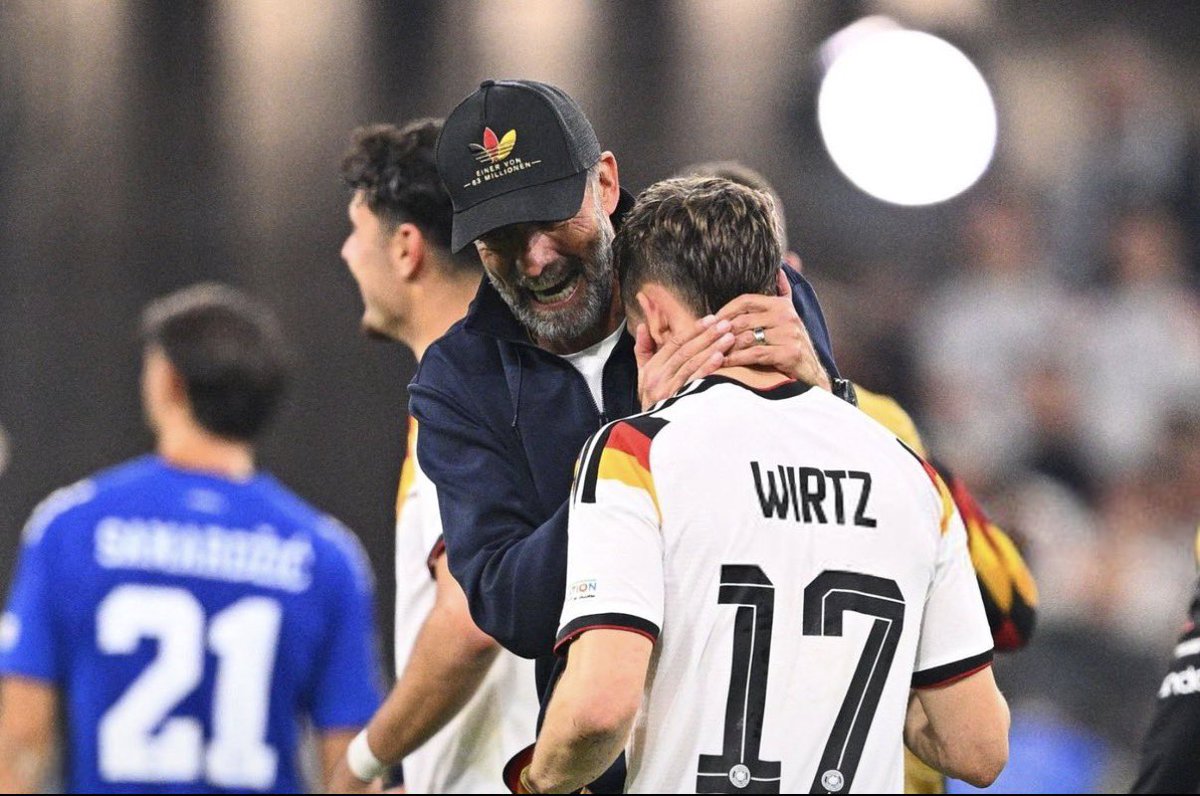 rihito_gerrard's tweet photo. 【クロップ、ヴィルツへの“雑音”を一蹴「何も問題ない」】

「リヴァプールのプレースタイルが間違っているから、フロがそこでうまくいっていないとか、そういう話ではない。何も問題ないよ。

みんながようやく満足するまでに、フロがあとどれだけのことをやらなきゃいけないのか、僕にはよく分からないけどね！

でも、今日の彼のパフォーマンスを見て、リヴァプールのみんなもすごく、すごく喜んでいると思う。

これほど多くのイングランドのリヴァプールファンが、ドイツ代表の試合を見たことは今までなかったんじゃないかな！

きっと楽しんでくれたはずだよ。ピッチで心から楽しそうにプレーしながら、本当にハードワークする若者の姿を見られたんだから。

彼は素晴らしい試合をした。他のみんなもそうだったし、もちろん、それがお互いを助けることにもなるんだ。」

(@DFB_Team_EN)