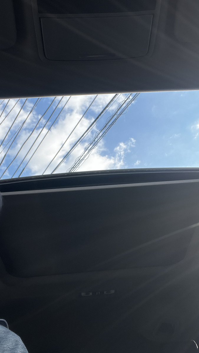 otomiyan's tweet photo. 昨日今日と久しぶりに雨があがったのでサンルーフを開けて出勤。

ですが、そのままどこかへ走りに行きたくなるし、またMTのオープンカーに乗りたくなる。 https://t.co/WZy6uGV2DR