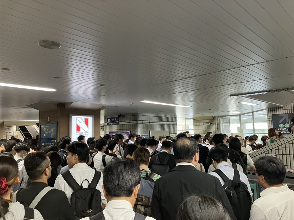 takatsukinotk's tweet photo. 阪急茨木市駅ホーム入場規制で詰み https://t.co/dVifZbFQTW