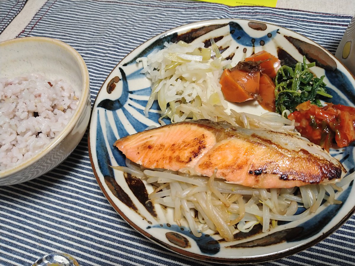 ryun224's tweet photo. 豚しゃぶ豆腐🥗
卵あんかけ丼
鮭ポン酢蒸し焼き
根菜とだしひろしごはん🍙用 https://t.co/9q7bfFoBg1