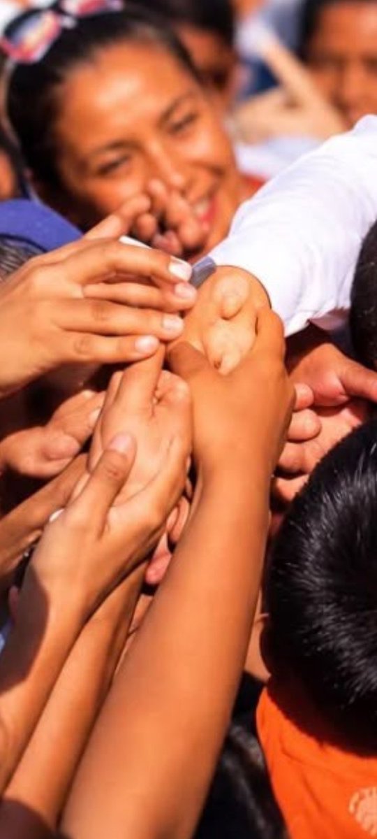 marytehu's tweet photo. @A_MontielR @LCUgalde Que extrañas las manos de los habitantes de San Antonio Sinicahua, Oaxaca. 

¿Se casan entre hermanos o tienen daño genético por algún derrame de Pemex? https://t.co/ypBeErPQAw