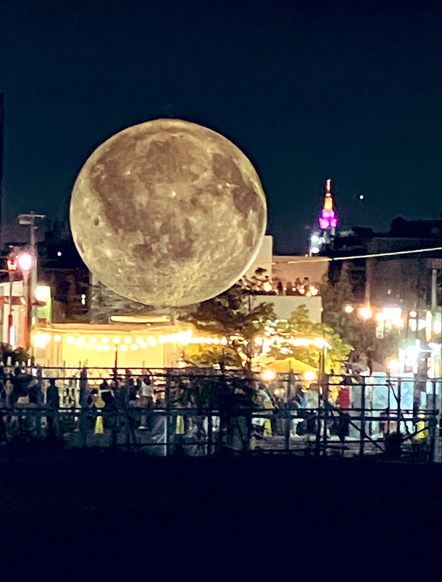 cry4truth's tweet photo. 下北沢、月が墜落しそうだった
（ムーンアンドナイトってイベント🌕）

身体の中身は元気なんだけど、日常生活に支障が出るくらい外側が元気じゃなくて。明日ライブ行けるのかな・・・。行く気はあるけど、まぁ、配信もあるから家でもライブは観られるので諦めもつく。

でも、みんなに会いたい ☺︎ https://t.co/yXDzUImKpn
