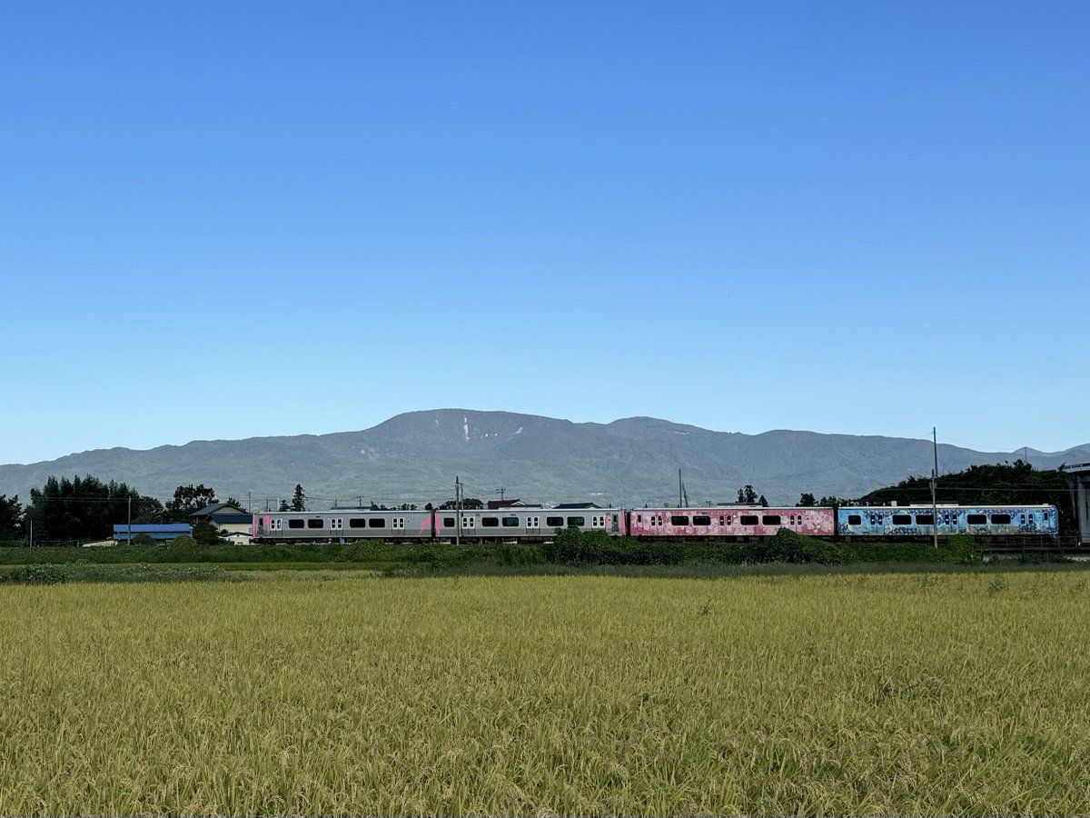 iyasi41yoi's tweet photo. おはようございます😄
爽やかな秋の空気
自然と深呼吸をしたくなるような
澄んだ青空が広がります🩵
視界も良く目も頭もスッキリ✨
これだけでリラックス効果ありますね☺️

梁川からも吾妻小富士が見えてまーす！
9基の風車も👀

今日も元気にガンバです☀️😊
#福島県伊達市梁川町
#空ネット #イマソラ https://t.co/aAW9bg0ZlQ