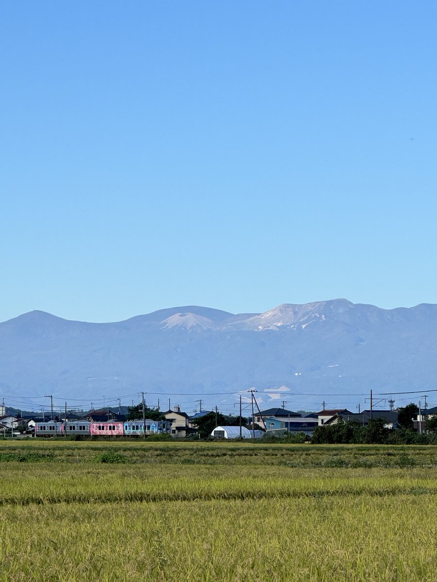 iyasi41yoi's tweet photo. おはようございます😄
爽やかな秋の空気
自然と深呼吸をしたくなるような
澄んだ青空が広がります🩵
視界も良く目も頭もスッキリ✨
これだけでリラックス効果ありますね☺️

梁川からも吾妻小富士が見えてまーす！
9基の風車も👀

今日も元気にガンバです☀️😊
#福島県伊達市梁川町
#空ネット #イマソラ https://t.co/aAW9bg0ZlQ