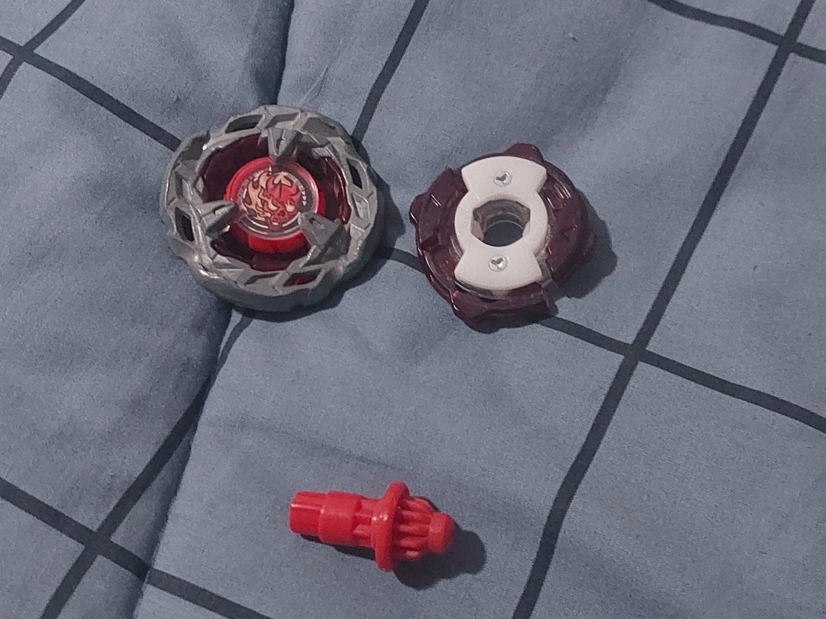 LuminousBoeiro's tweet photo. Hoje, a ratchet do meu Hells Scythe original (que já tava rachado) resolveu quebrar de vez....

Agora só a Taper dele tá ilesa, bem desgastada mas ainda usável https://t.co/GwnjRWWhnM