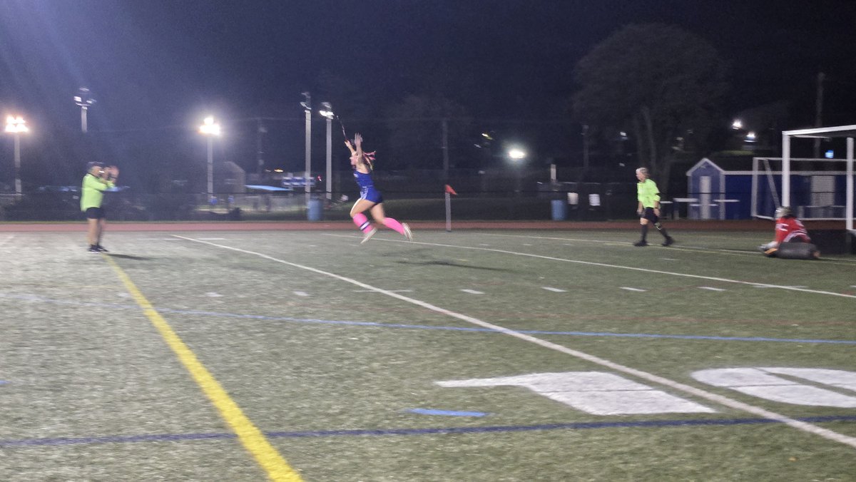 GoBlueClippers's tweet photo. Payton Joliceour lights the lamp and we are all knotted up at 2 with 9 minutes left. @BWMcGair03 @Branden_Mello @EricBen24 @LHSRI_Athletics https://t.co/ZO3zsJK9YS