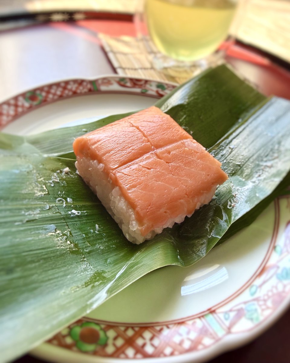himenotable's tweet photo. 富山から届いた鱒寿司が大変美味。口福☺️ 平ら寿し本舗のもので、富山県産米、能登産の塩が使用されています。 https://t.co/15mMtLtdwc