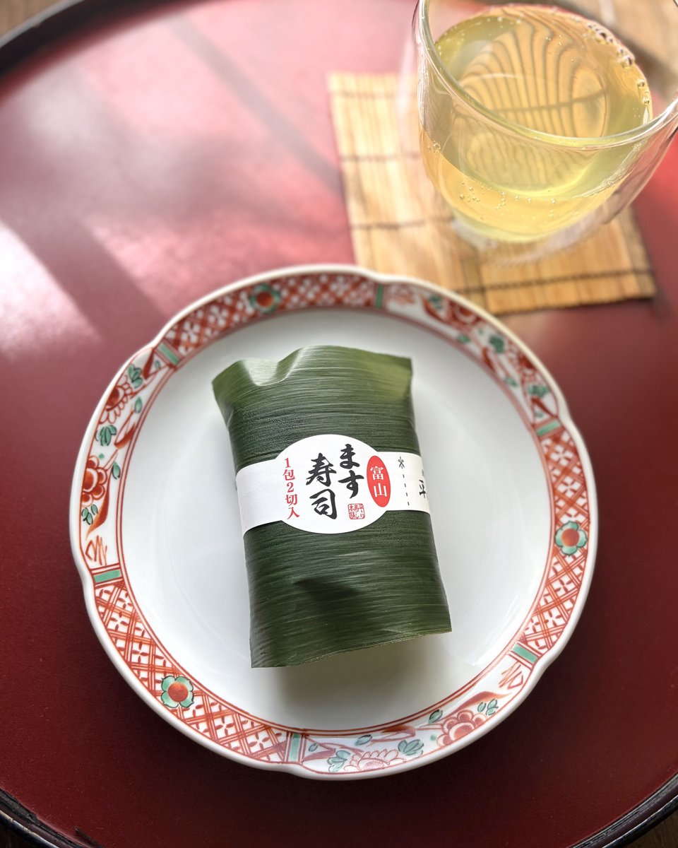 himenotable's tweet photo. 富山から届いた鱒寿司が大変美味。口福☺️ 平ら寿し本舗のもので、富山県産米、能登産の塩が使用されています。 https://t.co/15mMtLtdwc