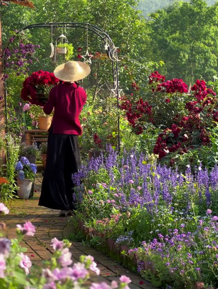 benkgerry's tweet photo. The garden has a beautiful hedge, the cute maid tidies it carefully, which makes everyone feel pleasant. https://t.co/de7MIf5UDc