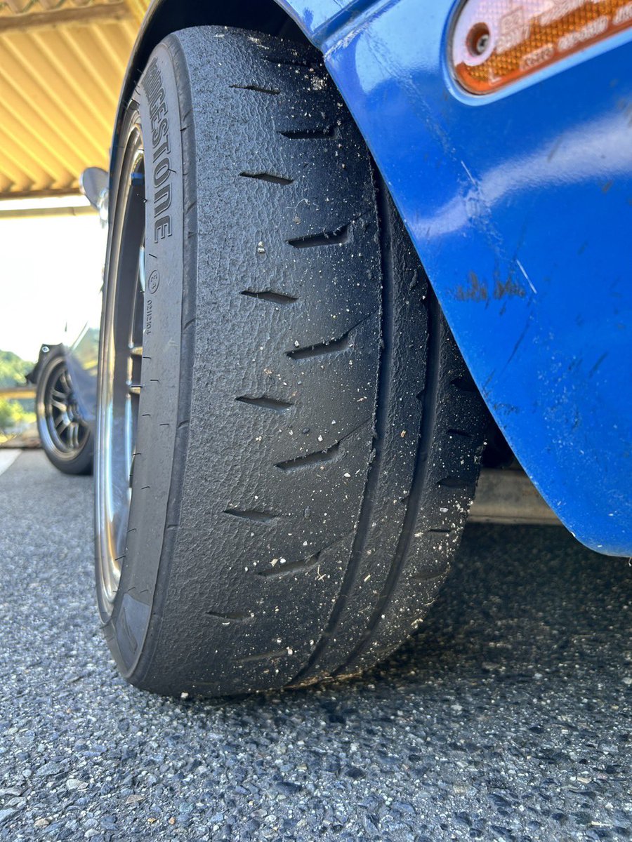 UeshimaM's tweet photo. 【POTENZA RE71-RZはイイぞおじさん】

今年の元旦に下ろして、ミニサーキット10時間くらい。

まだ溝残ってるし剥がれもしない。

グリップは緩やかに落ちてる感じはしますがまだ全然挙動は頼もしく危なくない。

熱の入りも早いみたいだし変わらずタイヤカスはつかないしと。

『私みたいな猿走りしたい人用の万全なタイヤ』ですね。

めっちゃ愉しい。ええですよコレ。

あまりに気に入っておかわりしました。

#オヤジの自分語り 
#RE71RZ