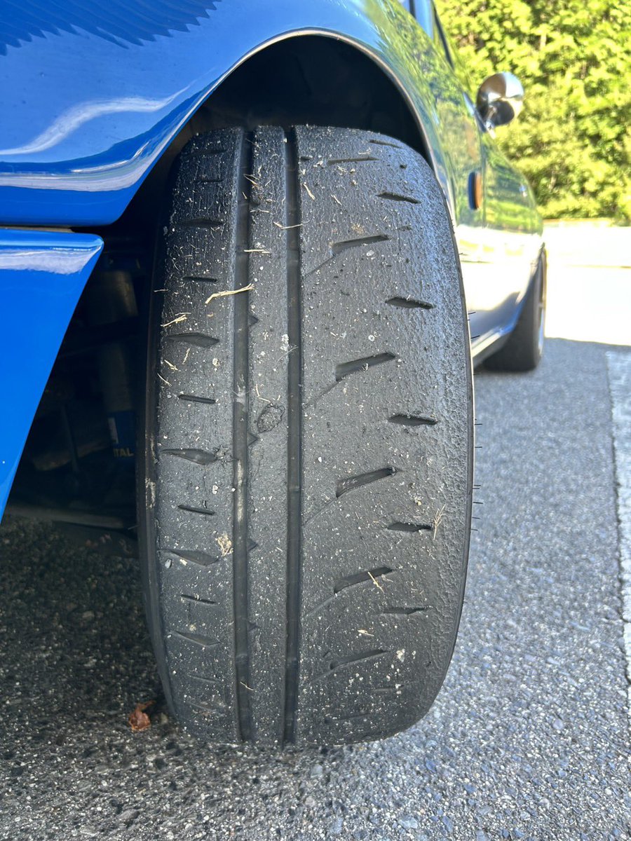 UeshimaM's tweet photo. 【POTENZA RE71-RZはイイぞおじさん】

今年の元旦に下ろして、ミニサーキット10時間くらい。

まだ溝残ってるし剥がれもしない。

グリップは緩やかに落ちてる感じはしますがまだ全然挙動は頼もしく危なくない。

熱の入りも早いみたいだし変わらずタイヤカスはつかないしと。

『私みたいな猿走りしたい人用の万全なタイヤ』ですね。

めっちゃ愉しい。ええですよコレ。

あまりに気に入っておかわりしました。

#オヤジの自分語り 
#RE71RZ
