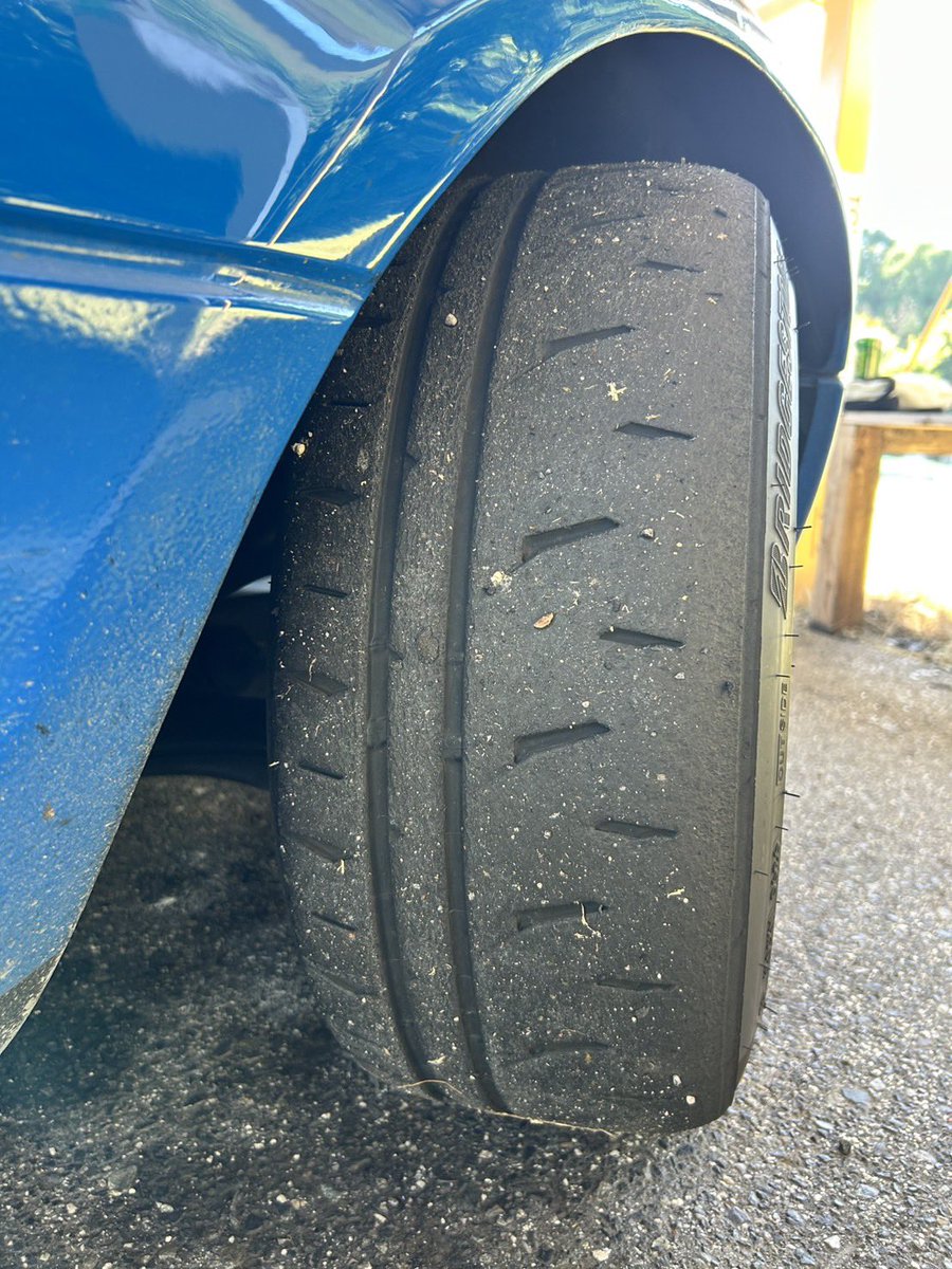 UeshimaM's tweet photo. 【POTENZA RE71-RZはイイぞおじさん】

今年の元旦に下ろして、ミニサーキット10時間くらい。

まだ溝残ってるし剥がれもしない。

グリップは緩やかに落ちてる感じはしますがまだ全然挙動は頼もしく危なくない。

熱の入りも早いみたいだし変わらずタイヤカスはつかないしと。

『私みたいな猿走りしたい人用の万全なタイヤ』ですね。

めっちゃ愉しい。ええですよコレ。

あまりに気に入っておかわりしました。

#オヤジの自分語り 
#RE71RZ