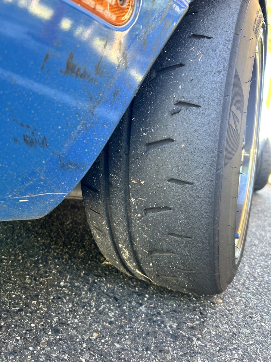 UeshimaM's tweet photo. 【POTENZA RE71-RZはイイぞおじさん】

今年の元旦に下ろして、ミニサーキット10時間くらい。

まだ溝残ってるし剥がれもしない。

グリップは緩やかに落ちてる感じはしますがまだ全然挙動は頼もしく危なくない。

熱の入りも早いみたいだし変わらずタイヤカスはつかないしと。

『私みたいな猿走りしたい人用の万全なタイヤ』ですね。

めっちゃ愉しい。ええですよコレ。

あまりに気に入っておかわりしました。

#オヤジの自分語り 
#RE71RZ