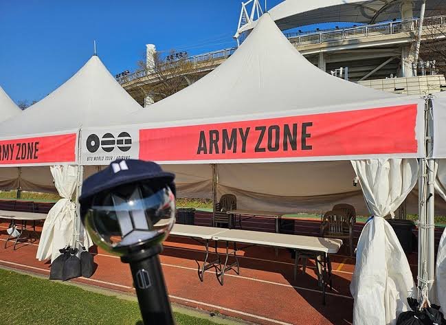 BTSDailyChile's tweet photo. 💜 ¿Qué es ARMY ZONE?

ARMY ZONE es el stand oficial del fanclub de BTS, habilitado especialmente para quienes tienen una ARMY Membership vigente.

En este espacio se verifica tu membresía junto con tu entrada del concierto y, si cumples los requisitos, puedes recibir un beneficio especial preparado para ARMY 🎁

No es algo nuevo: ARMY ZONE ha acompañado distintos conciertos y eventos oficiales de BTS a lo largo de los años.

Y ahora también lo tendremos en Santiago durante los tres conciertos de BTS. 

#BTSENCHILE
@BTS_twt #ARIASBTS
