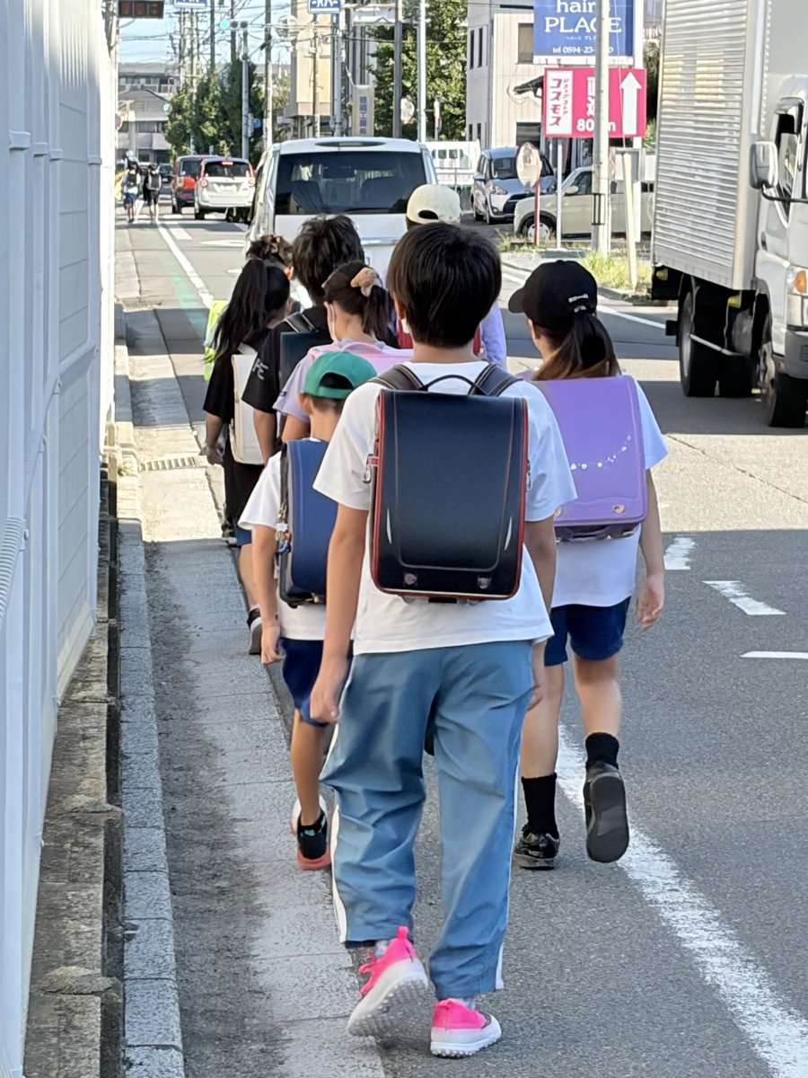 emo4815's tweet photo. 日差しがキツく❗️風は爽やか😀本日も朝のご挨拶からの登校見守り🙌
昨日は、議会定例会最終日。市上程17議案等採決され閉会。元気に出発🏃‍➡️‼️ https://t.co/teyML7lvpJ