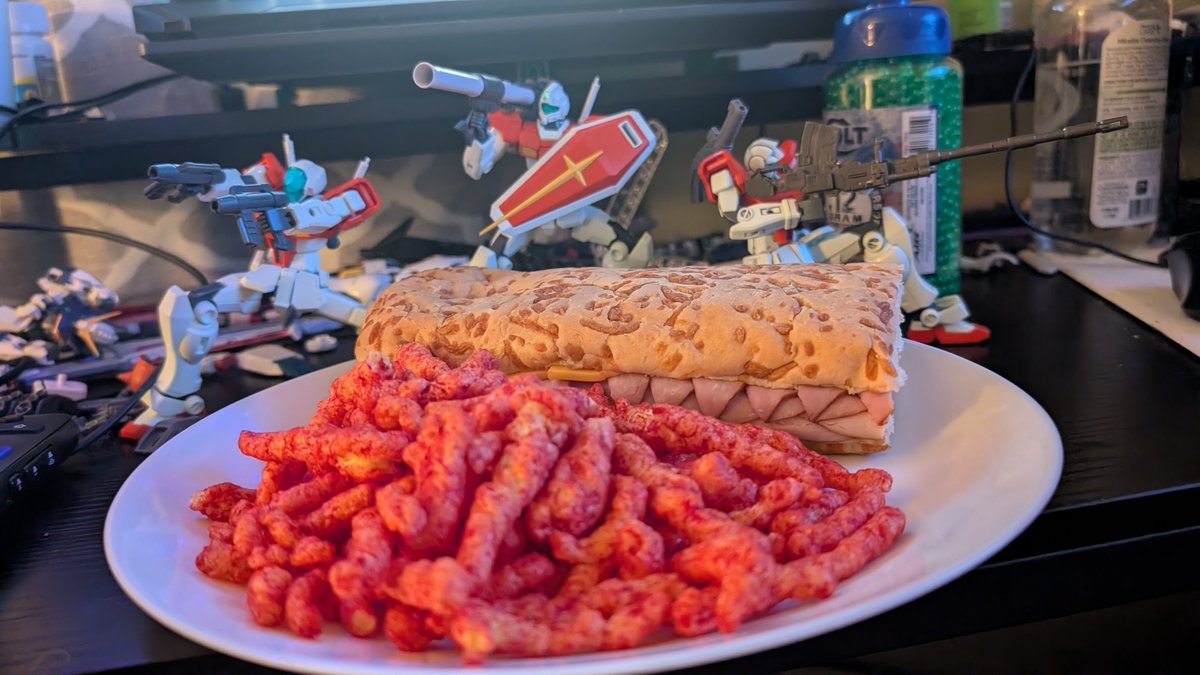 YeenopaDaFemboy's tweet photo. Sandwich after building 2 more GM/GMs
#gunpla https://t.co/mzypWgkEJ5