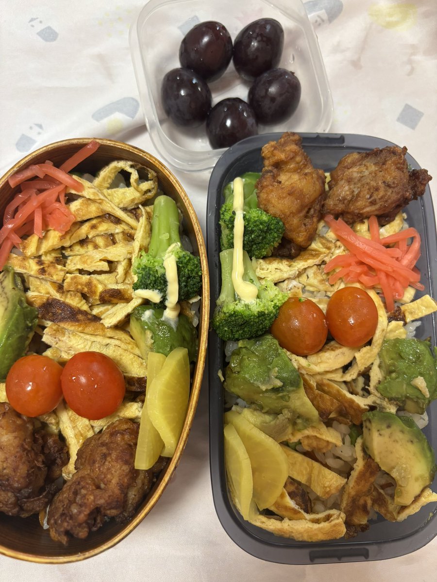 nyxqf447's tweet photo. #お弁当　今朝はちらし寿司ご飯にして、夕べの残り物の唐揚げともう少しで悪くなりそうなアボカドをのっける。今日は、南麻布に教会の奉仕で出かけるから、慌ただしく、体裁はどうでもいいよく、とにかく食べられればいいスタンス、ま、いつもそうだけど・・ https://t.co/MUEeq0zO1u