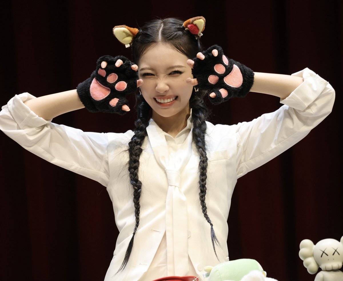 mayukamoritti's tweet photo. 261001 withmuuサイン会
猫のお手手つけてくれたので
威嚇してとお願いしといた☺️💚
#NiziU
#SourGrapes
#NiziU_SourGrapes
#MAYUKA
#MAYUKA_bubble
#마유카 https://t.co/gi9VGMwrL7