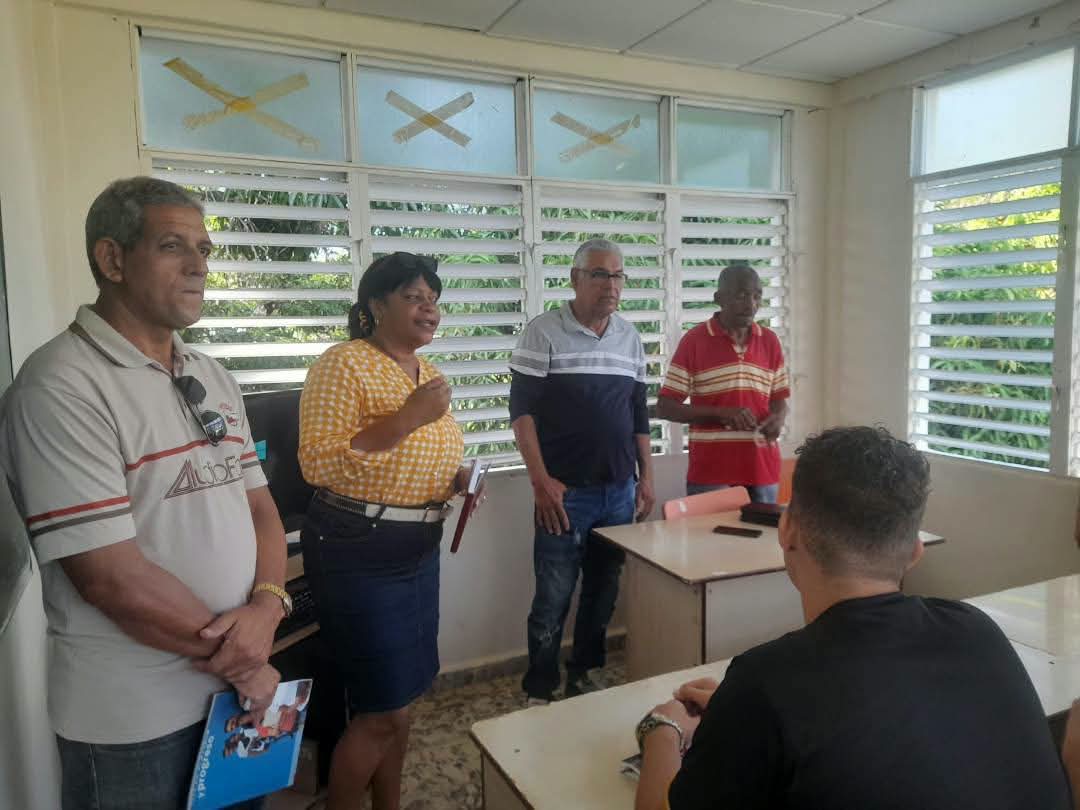 CubaMES's tweet photo. 🏛 Continúan los recorridos por los Centros Universitarios Municipales de la @UG_Cuba, esta vez por los CUM de Caimanera, Yateras e Imías.

ℹ️📷 #UGuantánamo 
#CasaDeCienciaYProgreso #ComunidadUG #EducaciónSuperior #MES50Años #Guantánamo #CUMCaimanera #CUMYateras #CUMImías https://t.co/yH9P08F77o