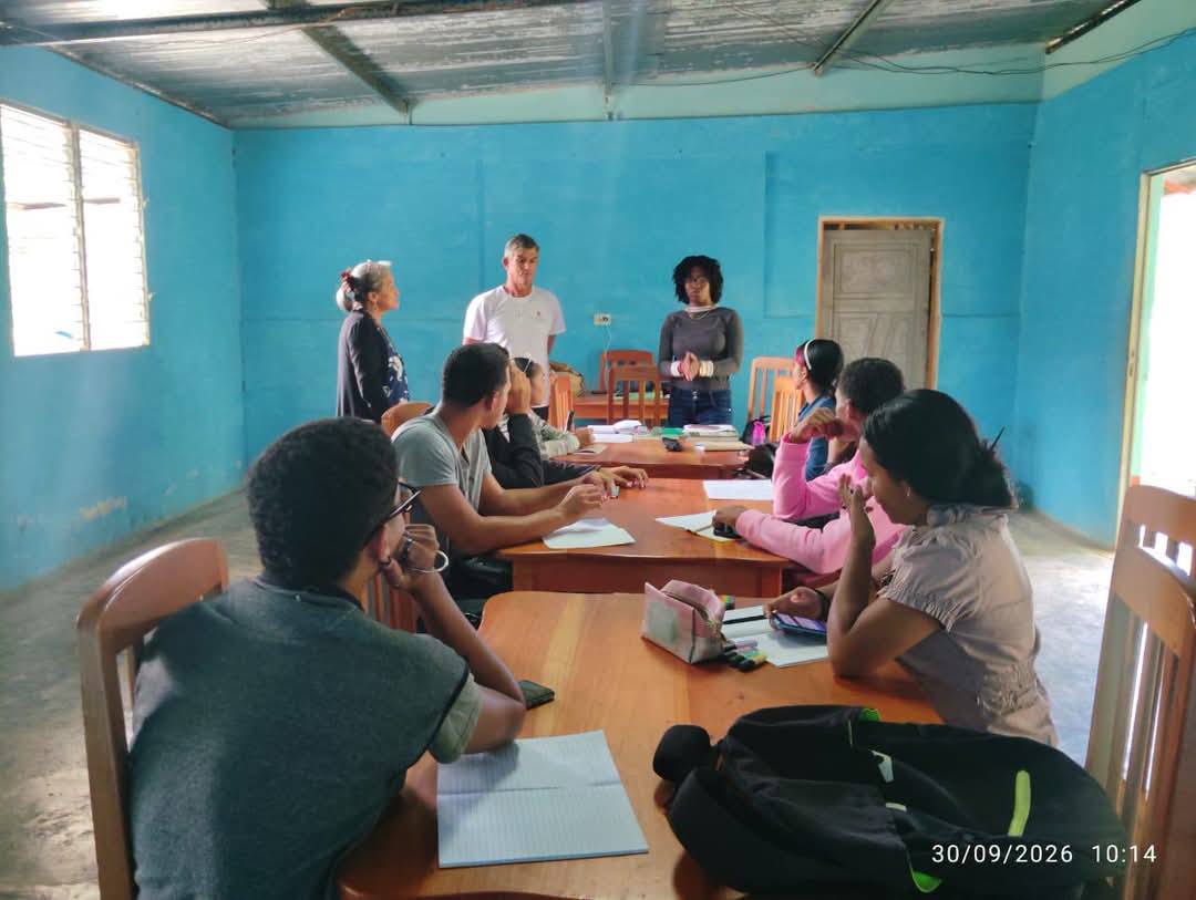 CubaMES's tweet photo. 🏛 Continúan los recorridos por los Centros Universitarios Municipales de la @UG_Cuba, esta vez por los CUM de Caimanera, Yateras e Imías.

ℹ️📷 #UGuantánamo 
#CasaDeCienciaYProgreso #ComunidadUG #EducaciónSuperior #MES50Años #Guantánamo #CUMCaimanera #CUMYateras #CUMImías https://t.co/yH9P08F77o