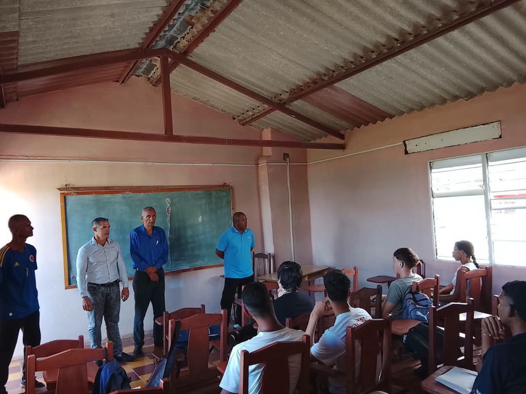 CubaMES's tweet photo. 🏛 Continúan los recorridos por los Centros Universitarios Municipales de la @UG_Cuba, esta vez por los CUM de Caimanera, Yateras e Imías.

ℹ️📷 #UGuantánamo 
#CasaDeCienciaYProgreso #ComunidadUG #EducaciónSuperior #MES50Años #Guantánamo #CUMCaimanera #CUMYateras #CUMImías https://t.co/yH9P08F77o