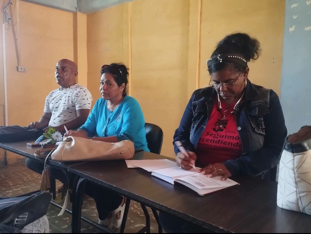 CubaMES's tweet photo. 🏛 Continúan los recorridos por los Centros Universitarios Municipales de la @UG_Cuba, esta vez por los CUM de Caimanera, Yateras e Imías.

ℹ️📷 #UGuantánamo 
#CasaDeCienciaYProgreso #ComunidadUG #EducaciónSuperior #MES50Años #Guantánamo #CUMCaimanera #CUMYateras #CUMImías https://t.co/yH9P08F77o