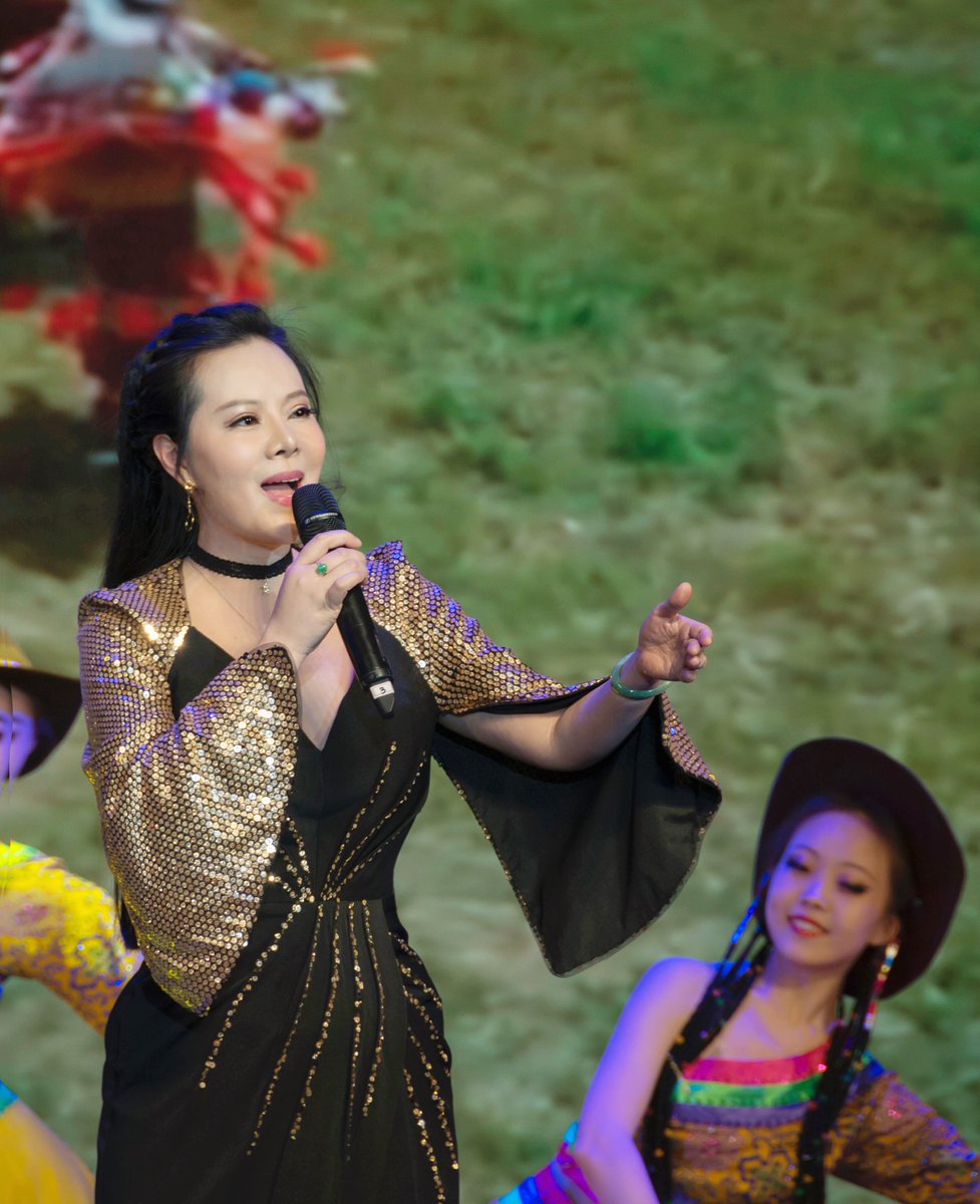 pyeong16's tweet photo. This senior at Cai Stage wows with her stage presence, her glowing demeanour catching every eye of the audience. https://t.co/ZdpdPctOFZ