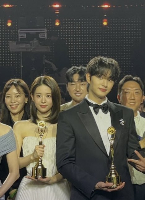 Jonjae_won's tweet photo. 순록이랑 제니 
청룡신인상즈 김재원 전소영 진짜 같작온다.... https://t.co/pXF4nJF14I
