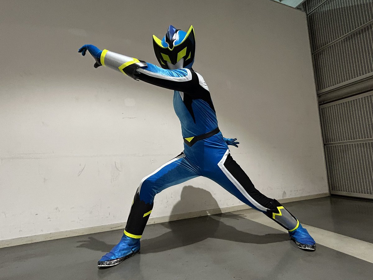 magnumjr2's tweet photo. #クラスバーン は、TGS2026の時と同じくしらす @pawasira が担当！

VRとリアルで同じポーズの比較をするとこんな感じ。
フルトラとリアルのアクターが一緒なのも燃えるな！

中山兄貴 @jkdmania のクラスバーンも
もうじきまた観れる…かも？
乞うご期待！ https://t.co/rRLlvTI9t1