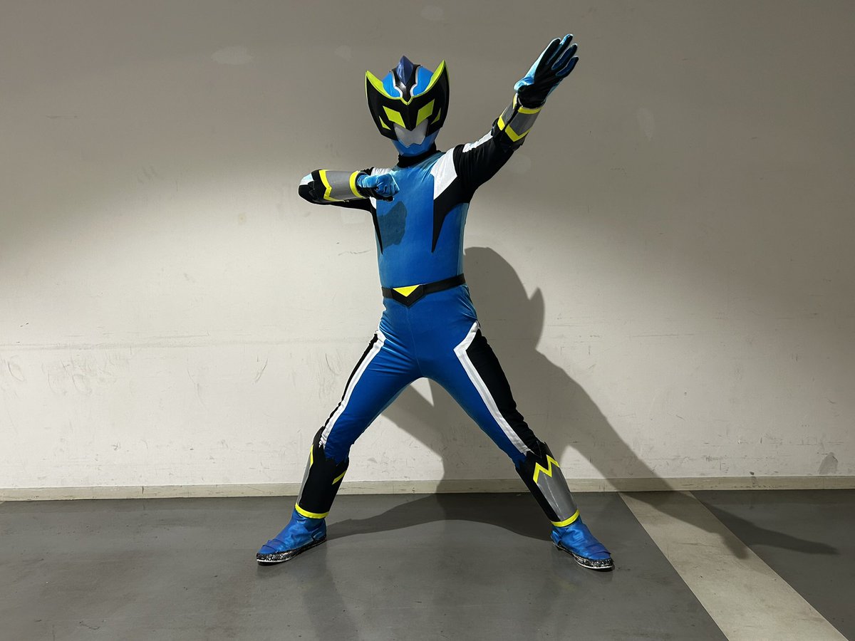 magnumjr2's tweet photo. #クラスバーン は、TGS2026の時と同じくしらす @pawasira が担当！

VRとリアルで同じポーズの比較をするとこんな感じ。
フルトラとリアルのアクターが一緒なのも燃えるな！

中山兄貴 @jkdmania のクラスバーンも
もうじきまた観れる…かも？
乞うご期待！ https://t.co/rRLlvTI9t1