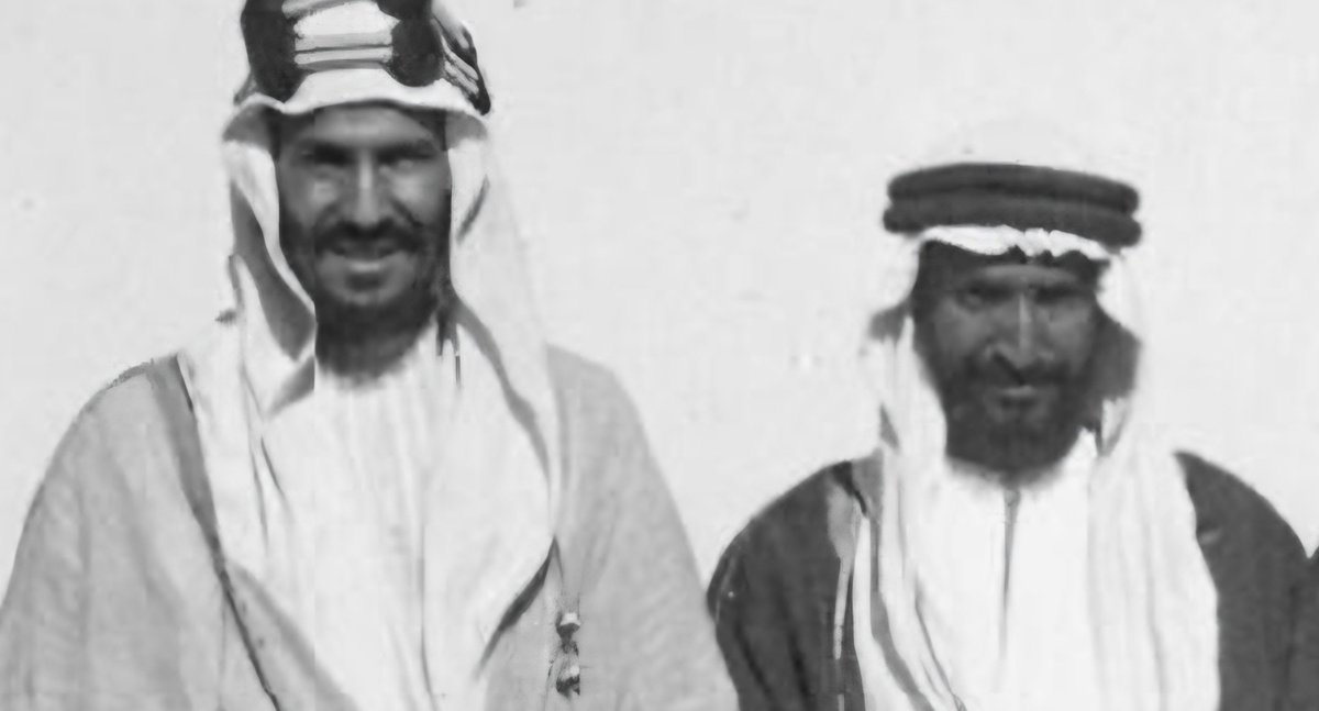 Mahamdsalem36's tweet photo. في زمن تأسيس الدولة السعودية الحديثة حين كانت الرياض تُكتب فيها فصول الدولة الجديدة تجمع هذه الصورة الملك عبدالعزيز بن عبدالرحمن آل سعود - رحمه الله ( أمير نجد والأحساء وتوابعها آنذاك ) - بالأمير سعود الكبير بن عبدالعزيز بن سعود آل سعود - رحمه الله - رجلين جمعتهما القرابة والمصاهرة ورافق اسماهما مرحلة مفصلية من تاريخ المملكة.
لقطة من ذاكرة التوحيد ، تحفظها الصورة كما حفظها التاريخ 🇸🇦