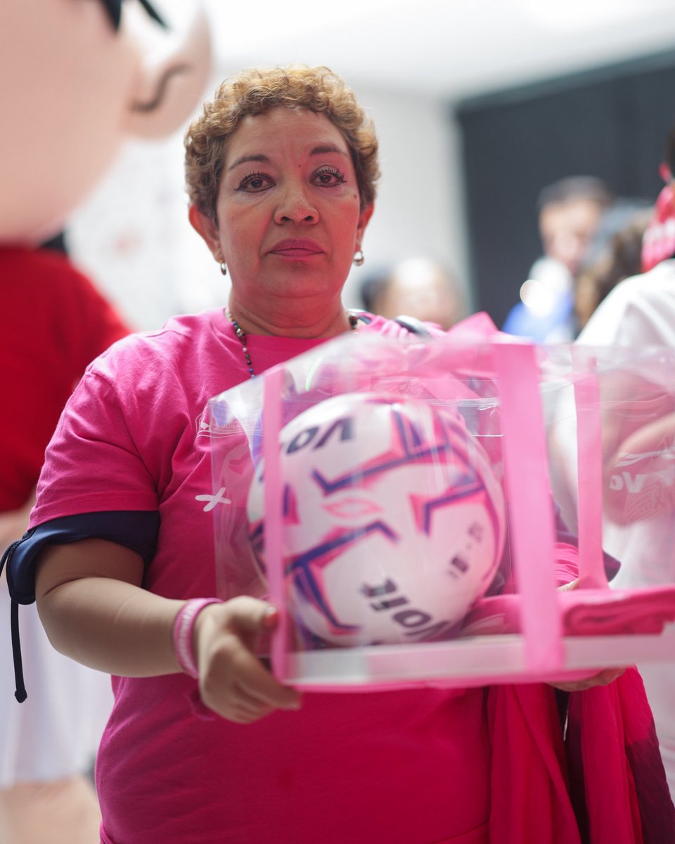 LigaBBVAMX's tweet photo. ¡Ya son 20 de años de luchar contra el cáncer de mama! 🩷

Celebramos un aniversario especial de la Campaña Rosa, una iniciativa que ha generado conciencia y acompañado a millones de mujeres en México. ⚽️ https://t.co/SKOT7Hbwaf
