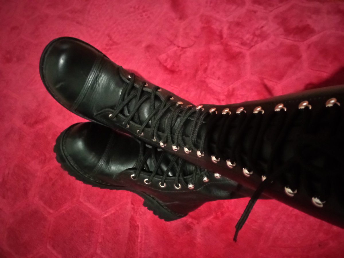 benzinhodomal's tweet photo. Gente, estou vendendo um coturno da Vilela Boots &amp; Shoes 
Entrego em qualquer estação de São Paulo. Qualquer dúvida pode me chamar na dm 🌈🌈
Ajudem um trans TEA a pagar a terapia!! https://t.co/C9HZFQG8w6