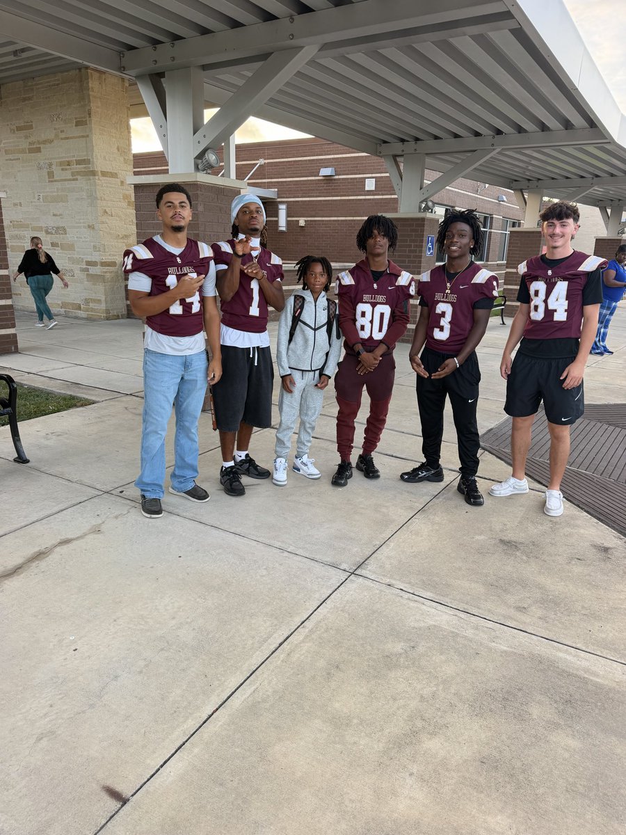CarterJack_30's tweet photo. It’s not always about the impact you make on the field. Making an impact on the community is important too! Character takes you a long way! I was blessed with the opportunity to help open doors for Centennial Elementary today representing the @SC_BulldogFB team. https://t.co/7dupjxxV9X