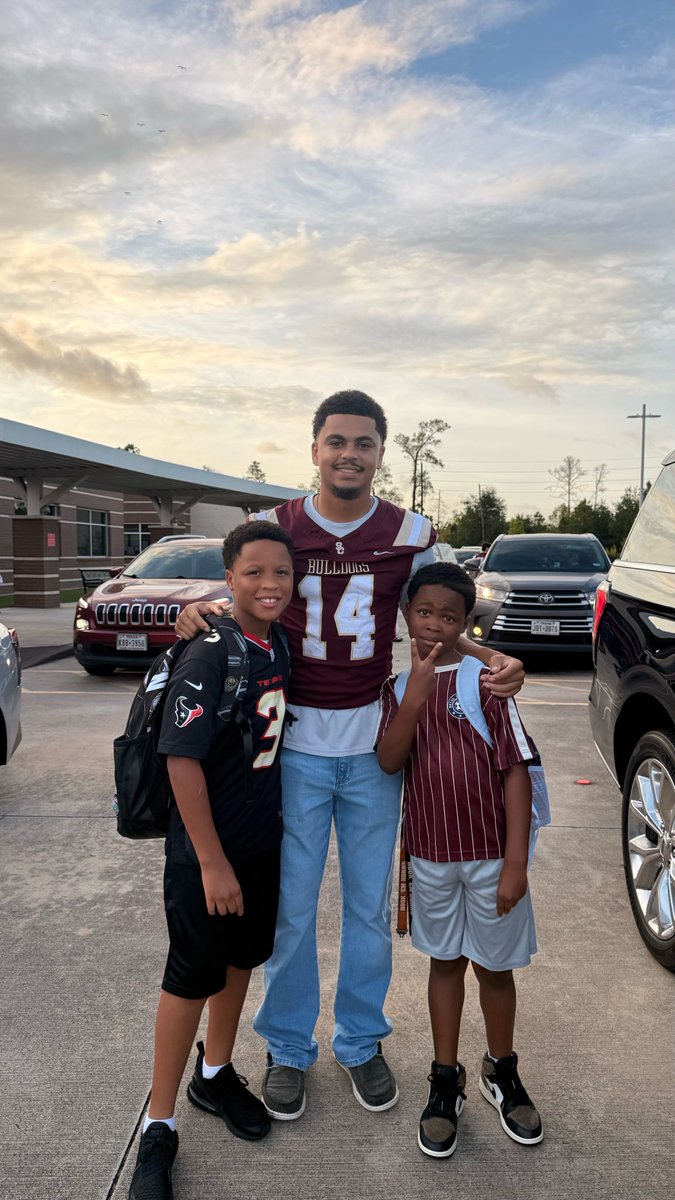 CarterJack_30's tweet photo. It’s not always about the impact you make on the field. Making an impact on the community is important too! Character takes you a long way! I was blessed with the opportunity to help open doors for Centennial Elementary today representing the @SC_BulldogFB team. https://t.co/7dupjxxV9X