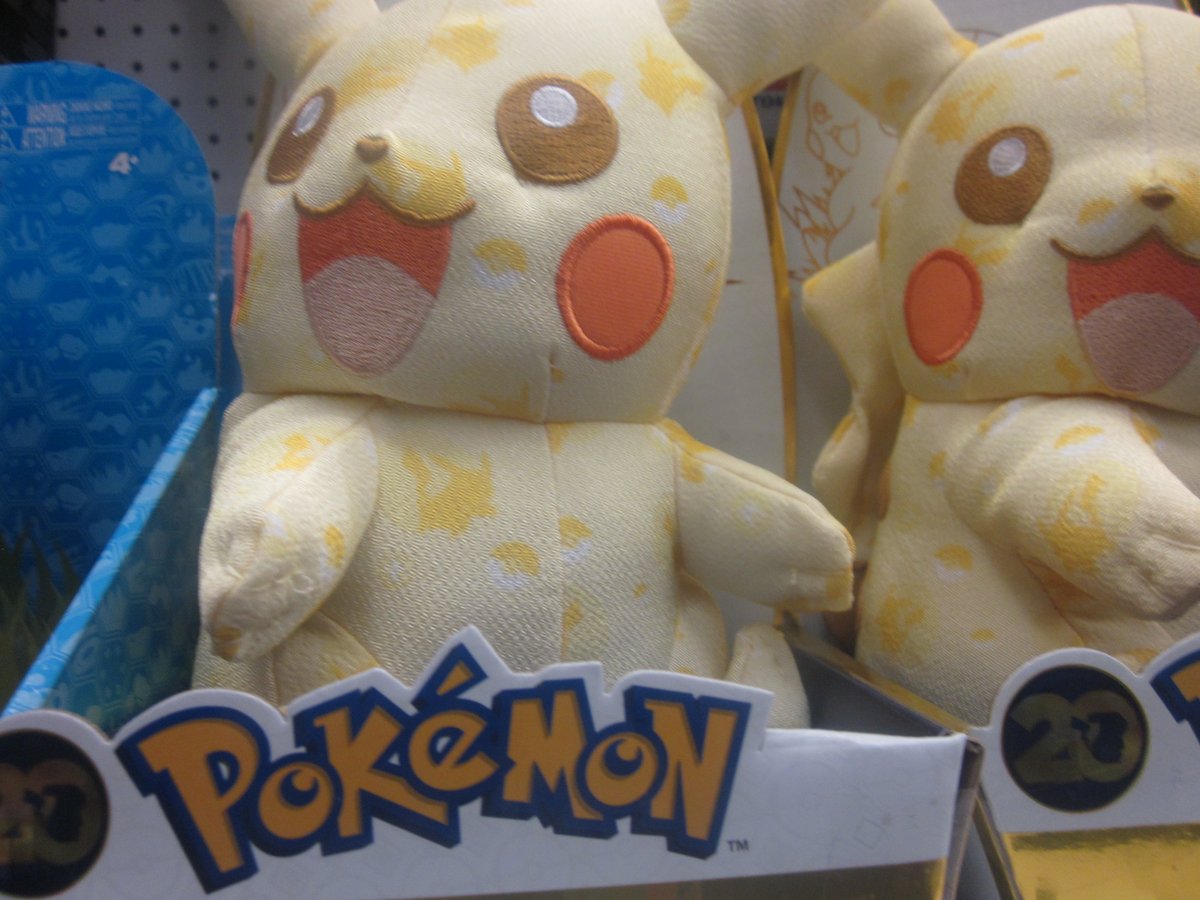 Linkachu33's tweet photo. Toys R us Canada circa 2013 by me https://t.co/Z4UOG0e871